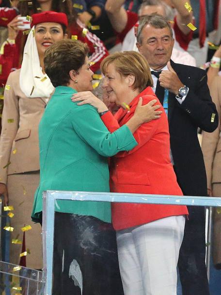 Bacio tra primedonne: delusione Brasile, gioia Germania (EPA)